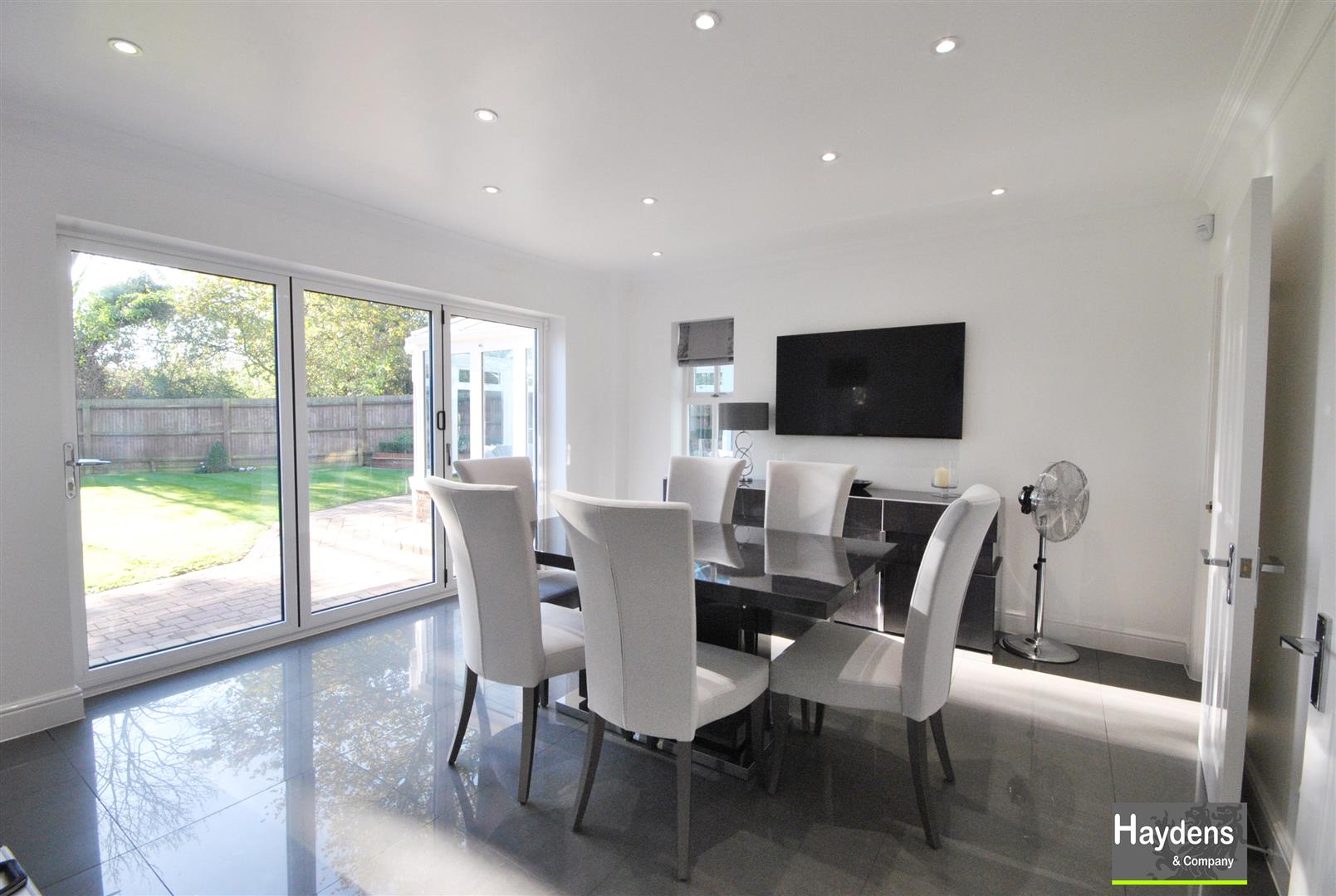 6 Bedrooms, House - Detached